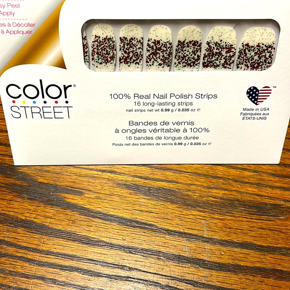 Color Street: Under the Mistletoe, A clear red and green glitter-dipped design!